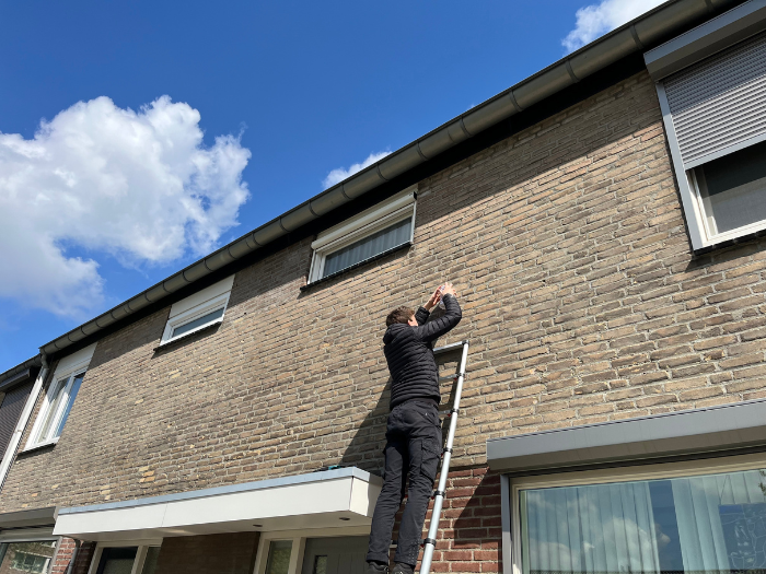 Sensoren worden aan de gevel aangebracht