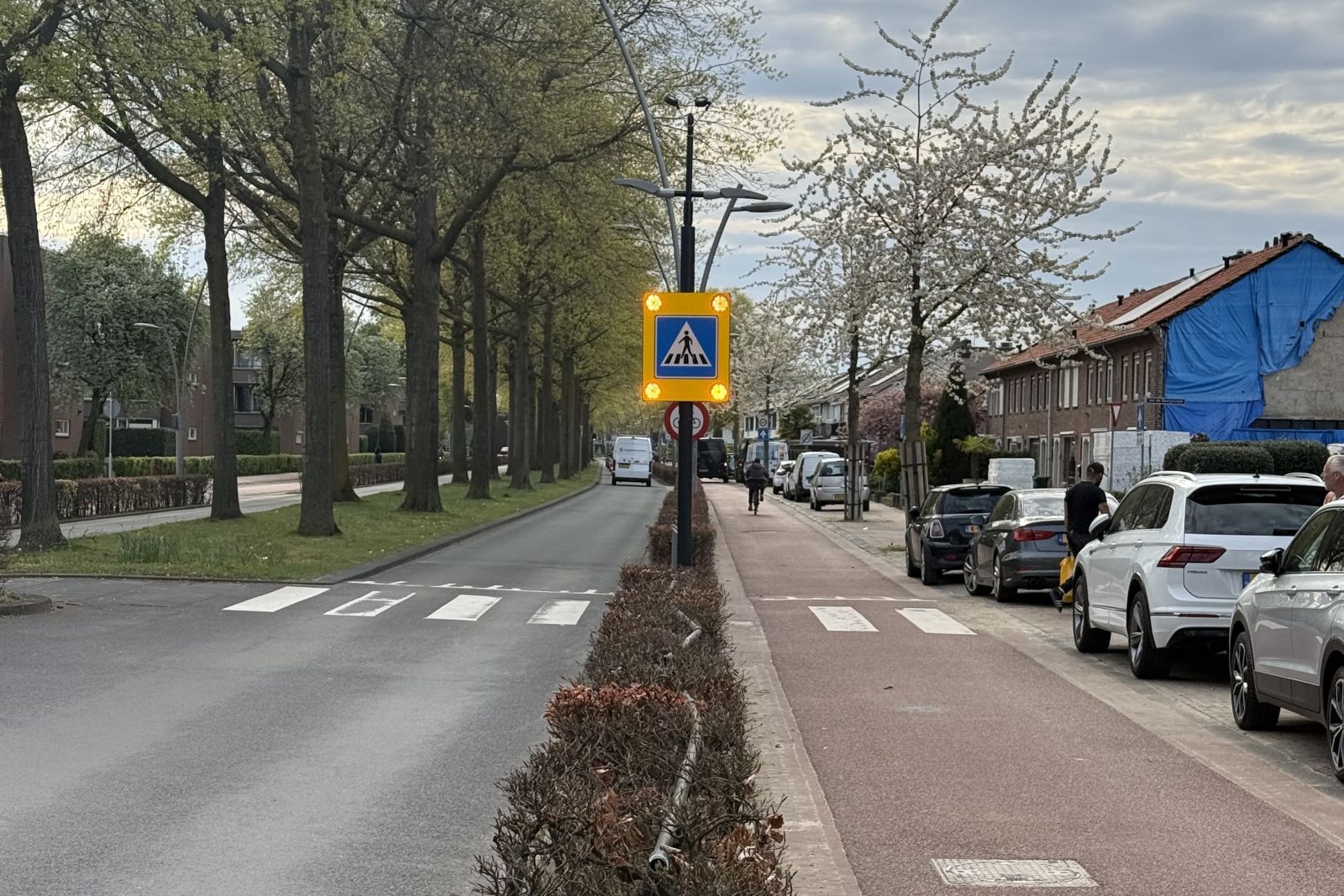 Nieuwe verkeersverlichting bij een zebrapad 