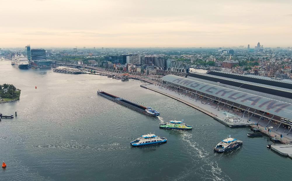 IJ Amsterdam (Shutterstock)