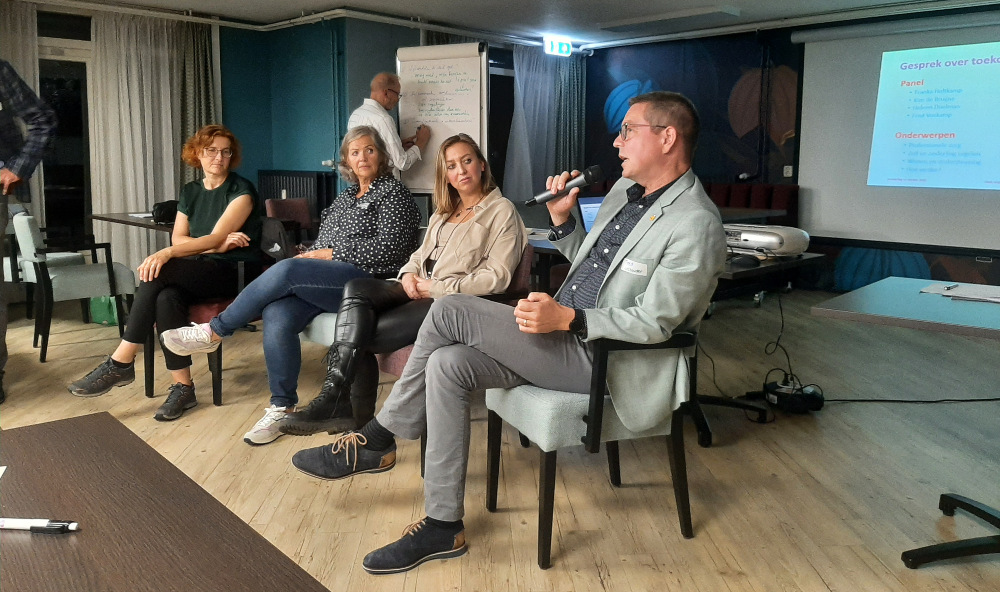 Zorgprofessionals en wethouder in Den Hoorn
