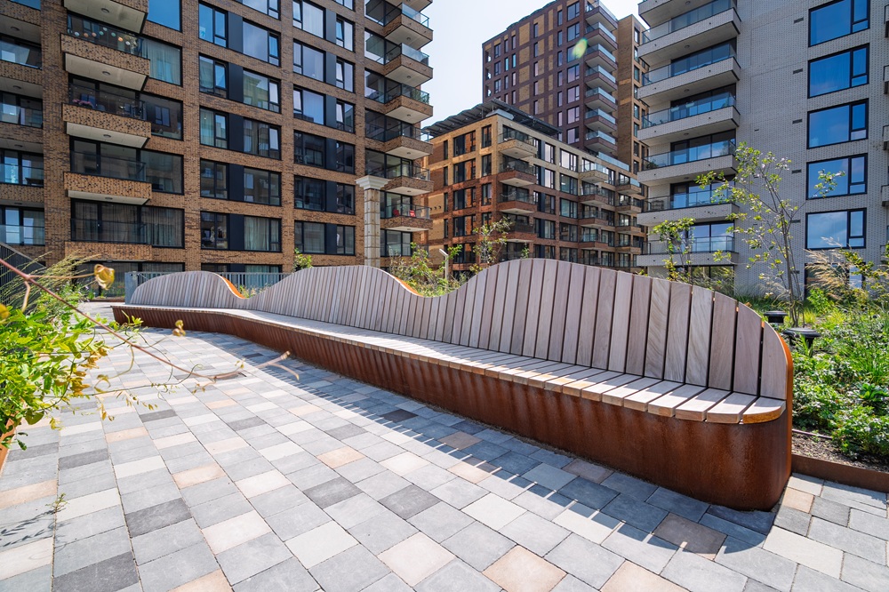 De elf meter lange bank in de daktuin